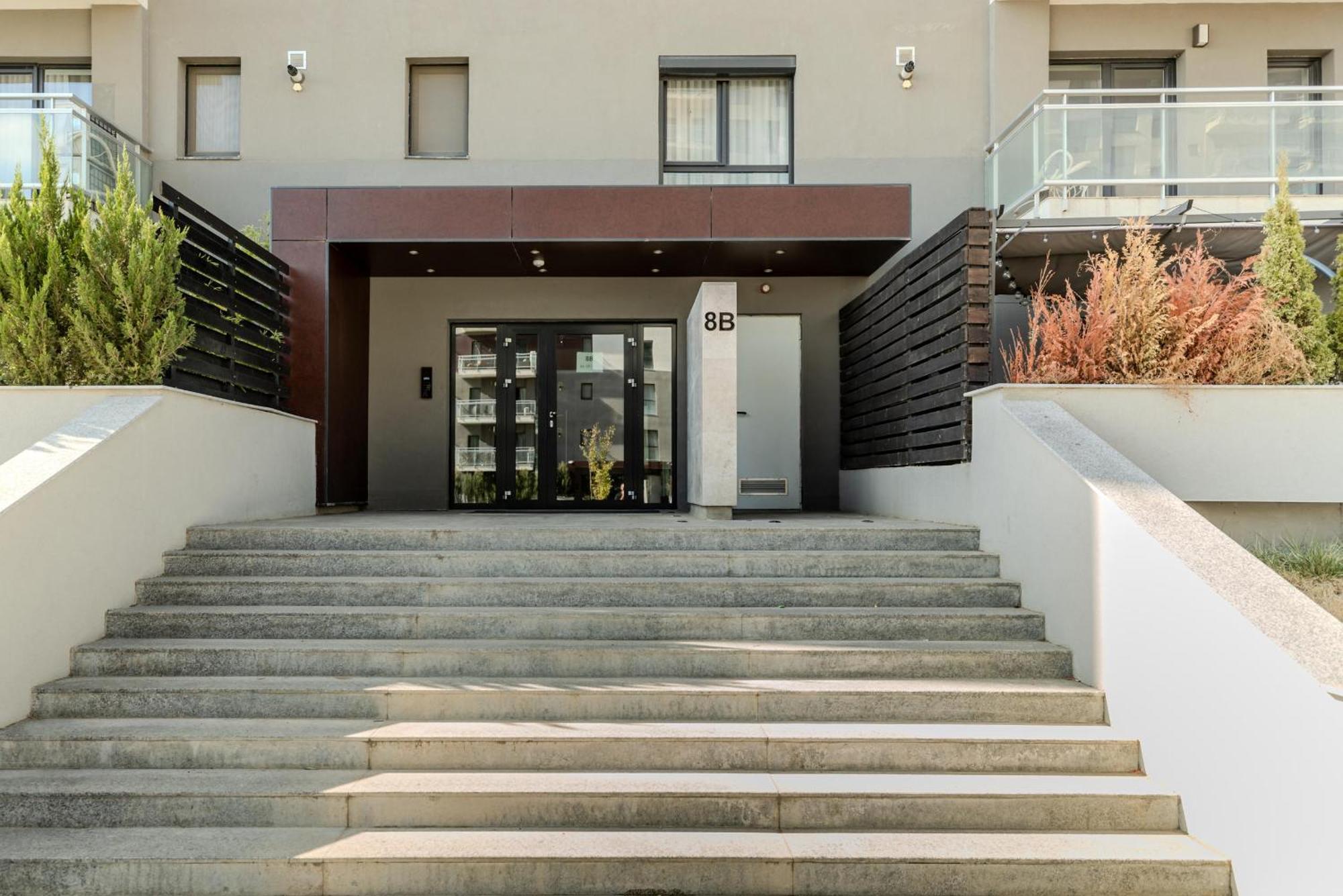 Perfect Stay: Urban Heaven In Aviatiei Business Area Бухарест Экстерьер фото